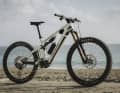 Das Merida eOne-Sixty CF kommt mit Carbonrahmen und fest verbautem 600-Wh-Akku. Das Topmodell soll in Größe M 22,2 Kilo wiegen.