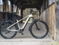 Merida schlägt mit dem eFloat CC 500 EQ die Brücke zwischen E-Trekking und Mountainbike.