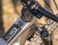 Das neue Bosch-Display Purion 400 sitzt gut geschützt hinter dem Lenker und bietet viel Information bei unaufdringlicher Optik. Als Gehirn des Antriebs fungiert der Systemcontroller im Oberrohr.