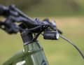 Für den sicheren Heimweg nach dem Feierabendbier im Bikepark hat das eOne-Eighty eine Leuchte von Lezyne verbaut. Dazu: integrierte Zugführung durch den Steuersatz.