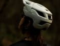 Typisch für Trail- und Enduro-Helme ist die Schale für mehr Schutz tief in den Nacken gezogen