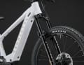 150 mm Federweg vorne rüsten das Kinder-E-MTB auch für anspruchsvolle Abfahrten.