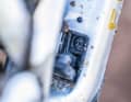 Der Stecker, der Akku und Motor verbindet, dient auch als Ladebuchse.  Herausnehmen kann man den Akku nicht.