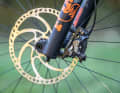 Dicke Bremsscheiben mit 220er-Durchmesser fehlen im Shimano-Portfolio. Simplon greift kurzerhand zum Drittanbieter SwissStop. Ein sinniges Update!