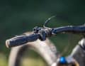 Der Bedienhebel für die Dropper-Post sitzt unergonomisch und schwer erreichbar oben auf dem Lenker. Angenehm ist der Shimano-Schalter für die Unterstützungsstufen.