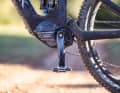 Unter den klassischen E-MTB-Motoren ist der EP8 der leichteste, das prädestiniert ihn für den Einsatz in Light-Bikes. Im Testvergleich höchste Leistung und starke Effizienz, dafür deutlich größer und schwerer als die Mini-Spezialisten. Schade: klappert in der Abfahrt.