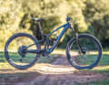 Das Trek Fuel EXe 9.8 XT (18,6 kg, 9999 Euro) ist optisch wenig auffällig, hat es aber faustdick unter den Reifen.