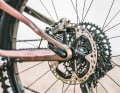 Merida verzichtet auf Horst-Link-Lager am Hinterbau und ersetzt sie durch flexende Sitzstreben.