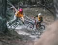 Ballern bis die Kette schlackert: Um die DH-Eigenschaften zu testen, scheuchten wir alle Bikes 1000 Höhenmeter in die Tiefe auf dem Tschilli-Trail in Latsch.