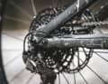 Die Geometrie des Bikes lässt  sich umfangreich einstellen. Einmal über einen Flipchip in der Kettenstrebe und  zum anderen über drehbare Lagerschalen (+/– 1°) im Steuersatz.