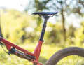 Die superleichte Bike-Yoke-Stütze mit 125 Millimetern Verstellbereich lässt sich wegen ihrer Form nicht bis zum  Anschlag im Sitzrohr versenken. Wer zwischen den Größen steht, solle daher besser zum kleineren Rahmen greifen.
