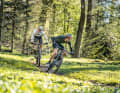 Keine Gnade für  die Wade: Um den  drei Racefullys  adäquat auf den Zahn zu fühlen, scheute  unsere Test-Crew  keine Anstrengung.  Im Bild versucht BIKE-Tester und Lizenz-Racer Thomas Weschta, den Weltmeister Paul Schehl abzuschütteln.