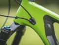 Arc8, Canyon, Merida und Scott vertrauen auf eine Kabelintegration im Steuersatz. Cube, Norco, Kona (im Bild) und Radon gehen den klassischen Weg und führen die Leitungen durch Öffnungen im Hauptrahmen.