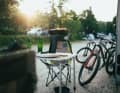 Rund ums Mountainbiken ist in der Erlebnisgesellschaft ein florierender Zubehör- und Dienstleistungsmarkt entstanden. Biken und Campingurlaub beispielsweise versprechen eine hohe Erlebnisdichte, die hervorragend emotional vermarktet werden kann.