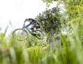 Ist das noch “Low Impact Sport”? Zum Mountainbiken gehören hin und wieder auch radikalere Fahrmanöver. Im Experten-Interview wollten wir wissen, wie diese Belastungen hinsichtlich der Knie-Gesundheit einzuschätzen sind.