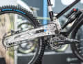 Da gibt’s ganz schön viel zu gucken: High-Pivot-Hinterbau mit Riemenantrieb und Pinion-Getriebe am Gamux Sego Downhill-Bike.