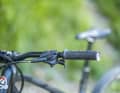 Perfektes Cockpit: aufgeräumte Optik, ergonomische Hebel und komfortable Griffe mit viel Grip.