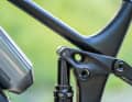 Flipchips bieten die Möglichkeit, mit nur wenigen Handgriffen die Geometrie an den persönlichen Fahrstil anzupassen. Je nach Stellung zeigt sich ein Bike eher laufruhig oder verspielt. Diesen Mehrwert bieten Specialized, YT, Giant und Rocky Mountain.