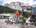 Testleiter Peter Nilges und Testfahrer Thomas Weschta beim Bike-Setup. Im Hintergrund die Dolomiten.