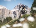 Testfahrer Thomas Weschta segelt mit dem Stumpjumper EVO über den Infinity-Trail. Im Hintergrund die berühmte Sella-Stock.