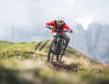 Gleiches Bike, gleicher Trail, gleicher Spot – BIKE-Testleiter Peter Nilges jagt in Canazei den Spuren von Enduro-Profi Charlie Murray nach.