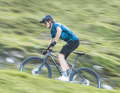 Radfahren ist für Arthrose-Patienten ein sehr gut geeigneter Sport. Wenn Betroffene mit ihrer Knie-Verletzung bewusst umgehen, trifft das auch fürs Mountainbiken zu.