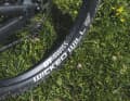 Der Schwalbe Wicked Will Hinterreifen am Canyon Neuron CF rollt schnell, bietet aber eingeschränkten Pannenschutz und Grip.