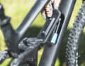 Detailreiche Rahmen aus Carbon sind teuer, legen aber den Grundstein für ein leichtes und funktionales Bike. Rose, Specialized und Cube (im Bild) setzen auf Kohlenstoff, sparen aber am Fahrwerk.