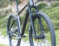 Die Giant-eigene Federgabel im XTC Hardtail schwächelt bei der Druckstufendämpfung.