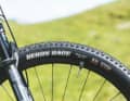 Breit aber etwas zahnlos: Die Maxxis Rekon Race in 2,4 Zoll Breite.