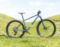 Endlich gibt es ein modernes Race-Hardtail von Rose. Der BIKE-Test klärt, ob das Preis-Leistungs-Verhältnis des Carbon Hardtails überzeugen kann.