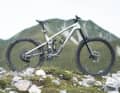 Das Trek Slash 9.9 X0 AXS T-Type in der Bergkulisse von Lermoos.