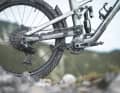 Der Hinterbau mit hohem Drehpunkt soll dem Bike ein besseres Schluckvermögen verleihen. Die obere Umlenkrolle reduziert dabei die Antriebseinflüsse auf das Fahrwerk und verbessert die Effizienz bergauf.