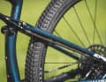 Dämpfer und Massenträgheitsventil sind am Specialized Epic Comp mittels einer unauffällig integrierten Hydraulikleitung verbunden.