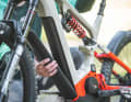 Der Powertube 750 kann komfortabel nach vorne aus dem Unterrohr geklappt werden.