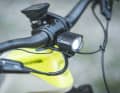 Eine hochwertige Frontleuchte von Lezyne ist fest unter dem Cockpit verbaut. Die Energie zieht die Lampe aus dem großen Haupt-Akku, der für das Licht eine Reserve bereithält.