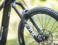Die Fox 38 steht jedem E-Enduro gut zu Gesicht. Allerdings setzt Flyer auf die günstige Performance-Variante.