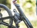 Der lange Bosch Powertube 750 muss nach unten aus dem geschlossenen Unterrohr gezogen werden. Für die Entnahme macht es Sinn, das Bike auf den Kopf zu drehen.