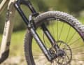 Rockshox ZEB Select+ mit 38er-Standrohren: Damit setzt Simplon auf Steifigkeit und Abfahrtsstärke, statt Gewichtsfetischismus.