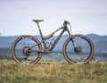 Mit gewichtsoptimiertem CFR-Carbonrahmen bringt es das Canyon Lux Trail CFR in Größe L auf 11,16 Kilo.