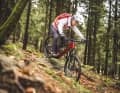 Langer Reach, tiefes Tretlager: Schnelle Abfahrten machen mit dem Canyon Neuron:On dank der sportlichen Geometrie richtig Spaß.