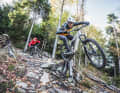 Downhill-Spaß? Check! Bergab gehören die beiden Duellanten von Specialized und Santa Cruz zum besten, was der E-MTB-Markt hergibt.