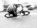 FREERIDE-Redakteur Laurin Lehner fetzt im Geschwindigkeitsrausch durch den Pumptrack-Anlieger.