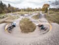 Asphalt-Pumptracks, wie hier in Germering bei München, lassen sich auch bei Nässe noch gut fahren.