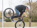 Auf dem Trail nicht zu gebrauchen aber trotzdem witzig: Moves, wie dieser Footjam, machen mit einem Dirtbike mächtig Laune.