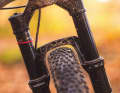 Die breiten 2,4er Maxxis-Reifen füllen die  Rockshox SID gut aus. Beim Hinterbau ist  mehr Reifenfreiheit für Schlammorgien vorhanden.