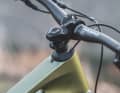 Canyon, Scott und Cube legen großen Wert auf Systemintegration und verlegen alle Leitungen vom Cockpit aus durch den Steuersatz direkt in den Rahmen. Das sieht zwar chic aus, kostet aber auch Punkte bei der Servicefreundlichkeit.