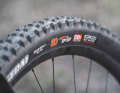Cube spezifiziert mit Maxxis-Schlappen mit klebriger Maxxgrip-Gummimischung am Vorderad die griffigste Reifen-Kombi im Test.
