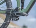 Die zusätzliche Kettenführung und der Bashguard wappnen das Cube auch für Enduro-Einsätze.