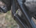 Fehlkonstruktion: Der Hinterbau bietet so wenig Reifenfreiheit, dass der Hinterreifen schon im Wiegetritt an der Kettenstrebe streift. Laut Scott handelt es sich bei unserem Testbike um ein Vorserien-Modell. Die Hinterbauten der Serien-Bikes bauen breit genug für die dicken Schlappen.